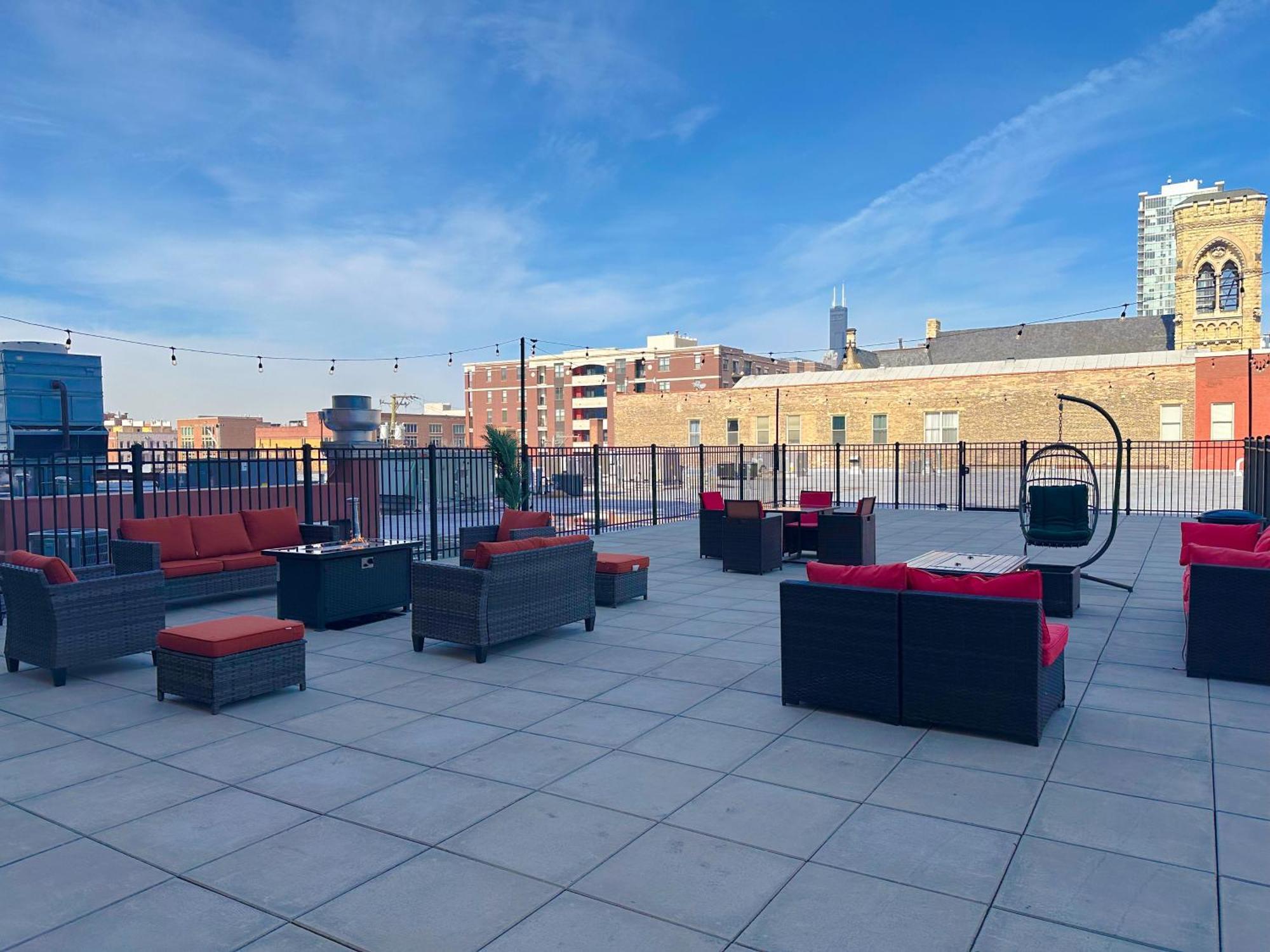 Mccormick 2br And 2ba Family Unit For Up To 8 Guests With Optional Parking & Gym Access Apartment Chicago