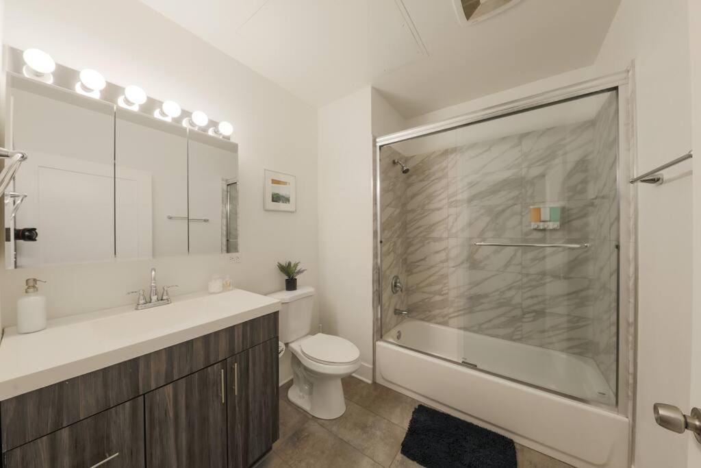 Mccormick 2br And 2ba Family Unit For Up To 8 Guests With Optional Parking & Gym Access Apartment Chicago