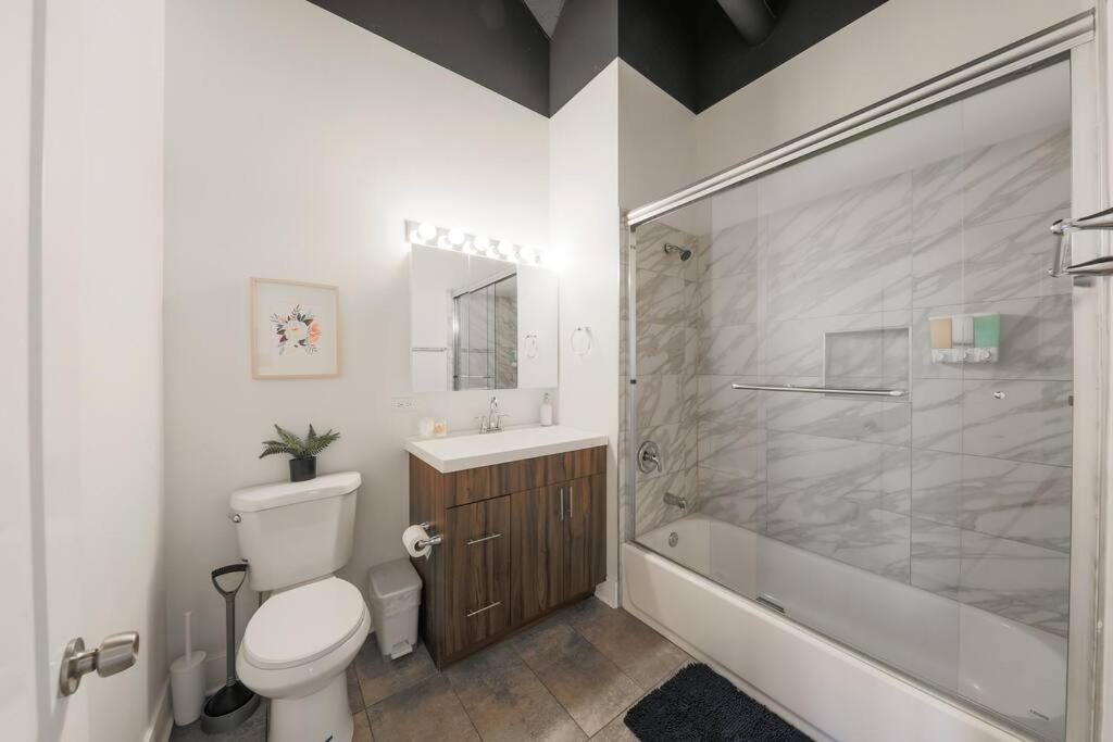 Mccormick 2br And 2ba Family Unit For Up To 8 Guests With Optional Parking & Gym Access Chicago