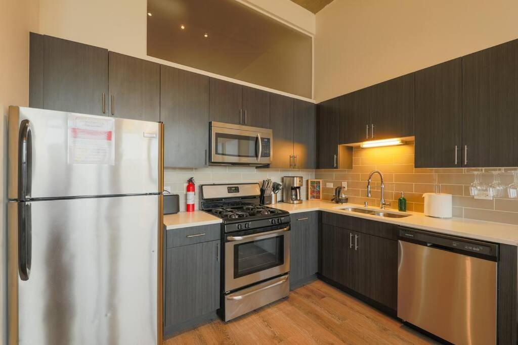 Apartment Mccormick 2br And 2ba Family Unit For Up To 8 Guests With Optional Parking & Gym Access Chicago